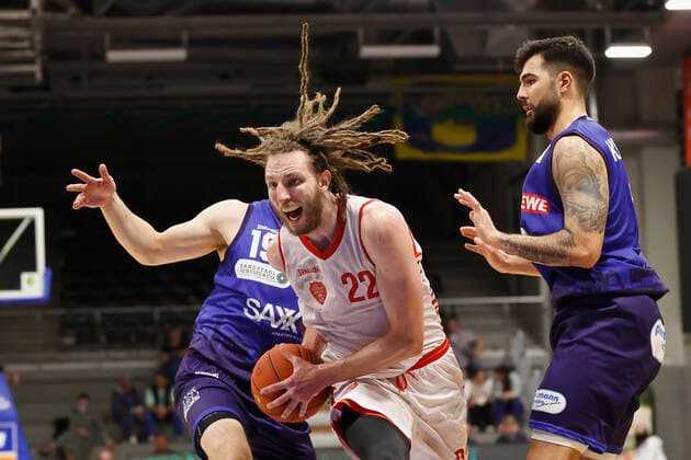 04.09.2021, Basketball, REWE Cup 2021, Vorrunde, Phoenix Hagen - s.Oliver Wuerzburg, GER, Hagen, Krollmann Arena Bild: v. li. Dominik Spohr (Phoenix Hagen), Craig Moller (s.Oliver Wuerzburg) und Marcel Kessen (Phoenix Hagen) DFL REGULATIONS PROHIBIT ANY USE OF PHOTOGRAPHS AS IMAGE SEQUENCES AND OR QUASI-VIDEO. Copyright: HMBxMedia xHeikoxBecker