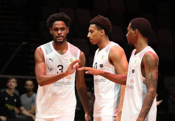 04.09.2021 - Basketball - Saison 2021 2022 - EMS Cup - Vorrunde: Nürnberg Falcons Basketball Club NBC - MHP RIESEN Ludwigsburg - DaMa - Antonio Lee A.J. AJ Davis Jr. (3, Nürnberg Falcons BC NBC ) Matthew Moyer (0, Nürnberg Falcons BC NBC ) Dupree Mc Brayer (1, Nürnberg Falcons BC NBC ) klatschen vor Spielbeginn ab