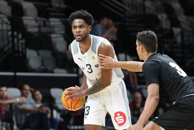 04.09.2021 - Basketball - Saison 2021 2022 - EMS Cup - Vorrunde: Nürnberg Falcons Basketball Club NBC - MHP RIESEN Ludwigsburg - DaMa - Antonio Lee A.J. AJ Davis Jr. (3, Nürnberg Falcons BC NBC ) Oscar da Silva (3, MHP Riesen Ludwigsburg )
