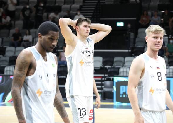 04.09.2021 - Basketball - Saison 2021 2022 - EMS Cup - Vorrunde: Nürnberg Falcons Basketball Club NBC - MHP RIESEN Ludwigsburg - DaMa - Dupree Mc Brayer (1, Nürnberg Falcons BC NBC ) Jonathan Maier (13, Nürnberg Falcons BC NBC ) Leo Trummeter (8, Nürnberg Falcons BC NBC ) enttäuscht Enttäuschung nach Spielende