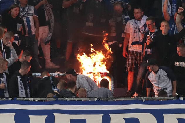 Bilder des Jahres 2021, Sport 09 September Sport Themen der Woche KW35 Sport Bilder des Tages Die Fans vom 1. FC Magdeburg verbrennen nach Spielende Fanutensilien vom 1. FC Kaiserslautern im Fanblock - 3. Liga Fußball Saison 2021-2022 Punktspiel 1. FC Magdeburg vs. 1. FC Kaiserslautern in der MDCC Arena in Magdeburg - Fußball,Mann,Männer,Deutschland,04.09.2021 *** Fans of 1 FC Magdeburg burn fan paraphernalia of 1 FC Kaiserslautern in the fan block 3 Liga football season 2021 2022 Punktspiel 1 FC Magdeburg vs 1 FC Kaiserslautern at the MDCC Arena in Magdeburg Football,Man,Men,Germany,04 09 2021