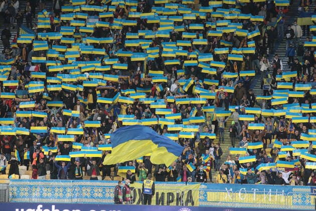 Fußball, WM Quali, Ukraine - Frankreich KYIV, UKRAINE - SEPTEMBER 4, 2021 - Fans of Ukraine hold national flag boards on the stands before the FIFA World Cup, WM, Weltmeisterschaft, Fussball Qatar 2022 Qualification Round UEFA Group D match against France at the NSC Olimpiyskiy, Kyiv, capital of Ukraine. Ukraine vs France in European Qualifiers match in Kyiv  Copyright: xHennadiixMinchenkox