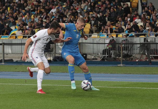 Fußball, WM Quali, Ukraine - Frankreich KYIV, UKRAINE - SEPTEMBER 4, 2021 - Defender Leo Dubois (L) of France is seen in action with defender Vitaliy Mykolenko of Ukraine during the FIFA World Cup, WM, Weltmeisterschaft, Fussball Qatar 2022 Qualification Round UEFA Group D match at the NSC Olimpiyskiy, Kyiv, capital of Ukraine. Ukraine vs France in European Qualifiers match in Kyiv  Copyright: xHennadiixMinchenkox