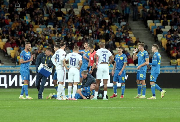 KYIV, UKRAINE - SEPTEMBER 4, 2021 - A medic attends to an injury of midfielder Viktor Tsygankov of Ukraine during the FIFA World Cup, WM, Weltmeisterschaft, Fussball Qatar 2022 Qualification Round UEFA Group D match against France at the NSC Olimpiyskiy, Kyiv, capital of Ukraine. Ukraine vs France in European Qualifiers match in Kyiv  Copyright: xHennadiixMinchenkox