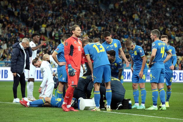 KYIV, UKRAINE - SEPTEMBER 4, 2021 - Medics administer first aid on defender Oleksandr Tymchyk of Ukraine during the FIFA World Cup, WM, Weltmeisterschaft, Fussball Qatar 2022 Qualification Round UEFA Group D match against France at the NSC Olimpiyskiy, Kyiv, capital of Ukraine. Ukraine vs France in European Qualifiers match in Kyiv  Copyright: xHennadiixMinchenkox