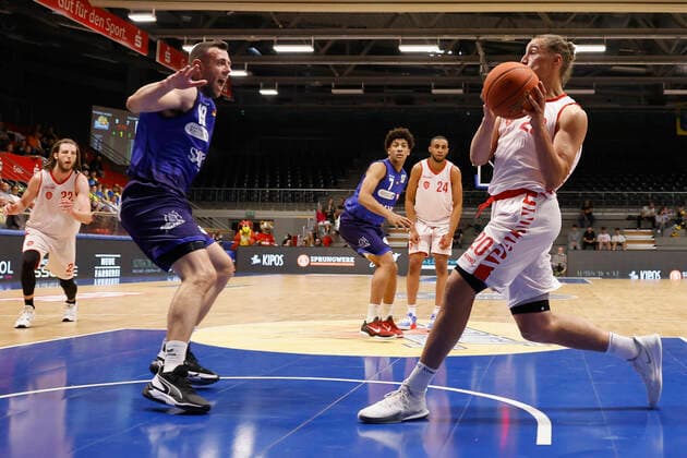 04.09.2021, Basketball, REWE Cup 2021, Vorrunde, Phoenix Hagen - s.Oliver Wuerzburg, GER, Hagen, Krollmann Arena Bild: v. li. Dominik Spohr (Phoenix Hagen) und Julian Albus (s.Oliver Wuerzburg) DFL REGULATIONS PROHIBIT ANY USE OF PHOTOGRAPHS AS IMAGE SEQUENCES AND OR QUASI-VIDEO. Copyright: HMBxMedia xHeikoxBecker