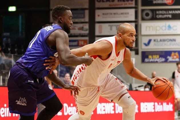 04.09.2021, Basketball, REWE Cup 2021, Vorrunde, Phoenix Hagen - s.Oliver Wuerzburg, GER, Hagen, Krollmann Arena Bild: v. li. Obie Trotter (Phoenix Hagen) und Alex King (s.Oliver Wuerzburg) DFL REGULATIONS PROHIBIT ANY USE OF PHOTOGRAPHS AS IMAGE SEQUENCES AND OR QUASI-VIDEO. Copyright: HMBxMedia xHeikoxBecker