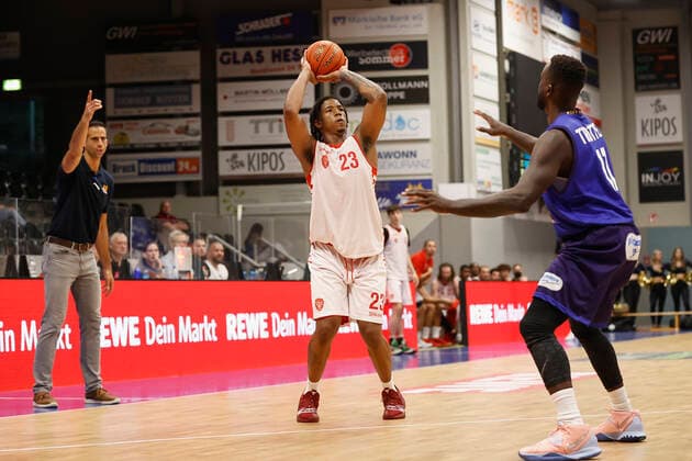 04.09.2021, Basketball, REWE Cup 2021, Vorrunde, Phoenix Hagen - s.Oliver Wuerzburg, GER, Hagen, Krollmann Arena Bild: v. li. Trainer Chris Harris (Phoenix Hagen), Desi Rodriguez (s.Oliver Wuerzburg) und Obie Trotter (Phoenix Hagen) DFL REGULATIONS PROHIBIT ANY USE OF PHOTOGRAPHS AS IMAGE SEQUENCES AND OR QUASI-VIDEO. Copyright: HMBxMedia xHeikoxBecker