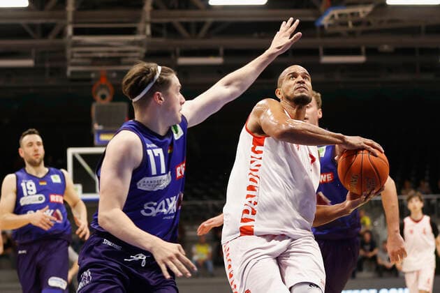 04.09.2021, Basketball, REWE Cup 2021, Vorrunde, Phoenix Hagen - s.Oliver Wuerzburg, GER, Hagen, Krollmann Arena Bild: v. li. Erik Penteker (Phoenix Hagen) und Alex King (s.Oliver Wuerzburg) DFL REGULATIONS PROHIBIT ANY USE OF PHOTOGRAPHS AS IMAGE SEQUENCES AND OR QUASI-VIDEO. Copyright: HMBxMedia xHeikoxBecker