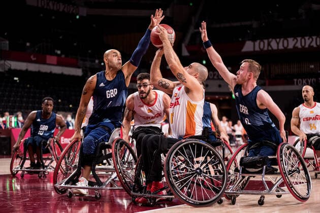Tokyo 2020 Paralympic Games (Rollstuhlbasketball), 05.09.2021 TOKYO, JAPAN 05. September - Rollstuhlbasketball, Spiel um Bronze Spanien gegen Grossbritannien Herren, an Tag 12 der Tokyo 2020 Paralympic Games am 05.09.2021 in der Ariake Arena in Tokyo Japan. Ghazain Choudhry ( 4, Grossbritannien), Jordi Ruiz Jordan ( 11, Spanien), Gregg Warburton ( 12, Grossbritannien) Copyright: xBEAUTIFULxSPORTS Wunderlx