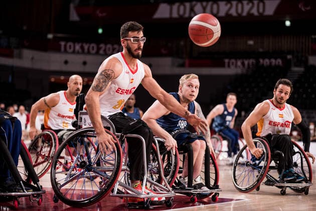 Tokyo 2020 Paralympic Games (Rollstuhlbasketball), 05.09.2021 TOKYO, JAPAN 05. September - Rollstuhlbasketball, Spiel um Bronze Spanien gegen Grossbritannien Herren, an Tag 12 der Tokyo 2020 Paralympic Games am 05.09.2021 in der Ariake Arena in Tokyo Japan. Manual Enrique Lorenzo Diaz ( 28, Spanien), Jim Palmer ( 16, Grossbritannien) Copyright: xBEAUTIFULxSPORTS Wunderlx