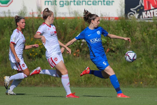 v.li.: Jana Rippberger (1. FC Nürnberg, 17), Amelie Thöle (1. FC Nürnberg, 12) und Bianca Becker (SV Meppen, 5) im Zweikampf, Duell, Dynamik, Aktion, Action, Spielszene, DIE DFB-RICHTLINIEN UNTERSAGEN JEGLICHE NUTZUNG VON FOTOS ALS SEQUENZBILDER UND ODER VIDEOÄHNLICHE FOTOSTRECKEN. DFB REGULATIONS PROHIBIT ANY USE OF PHOTOGRAPHS AS IMAGE SEQUENCES AND OR QUASI-VIDEO., 05.09.2021, Meppen (Deutschland), Fussball, 2. Frauen-Bundesliga, SV Meppen - 1. FC Nürnberg