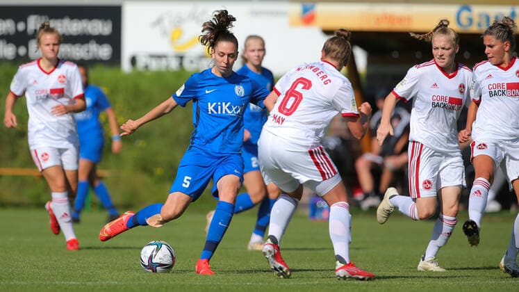 v.li.: Bianca Becker (SV Meppen, 5) beim Torschuss, Jessica May (1. FC Nürnberg, 6), DIE DFB-RICHTLINIEN UNTERSAGEN JEGLICHE NUTZUNG VON FOTOS ALS SEQUENZBILDER UND ODER VIDEOÄHNLICHE FOTOSTRECKEN. DFB REGULATIONS PROHIBIT ANY USE OF PHOTOGRAPHS AS IMAGE SEQUENCES AND OR QUASI-VIDEO., 05.09.2021, Meppen (Deutschland), Fussball, 2. Frauen-Bundesliga, SV Meppen - 1. FC Nürnberg