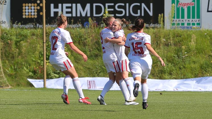 v.li.: Spielerinnen des 1. FC Nürnberg mit Torjubel, Jubel, optimistisch, Spielszene, Highlight, Freude über das Tor zum 1:1, DIE DFB-RICHTLINIEN UNTERSAGEN JEGLICHE NUTZUNG VON FOTOS ALS SEQUENZBILDER UND ODER VIDEOÄHNLICHE FOTOSTRECKEN. DFB REGULATIONS PROHIBIT ANY USE OF PHOTOGRAPHS AS IMAGE SEQUENCES AND OR QUASI-VIDEO., 05.09.2021, Meppen (Deutschland), Fussball, 2. Frauen-Bundesliga, SV Meppen - 1. FC Nürnberg
