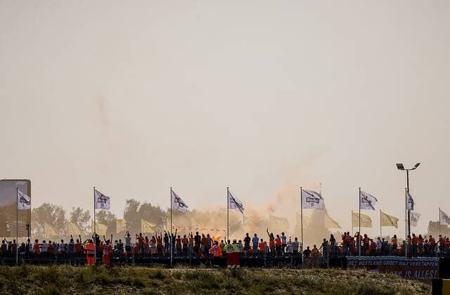 ZANDVOORT - Orange smoke above the audience prior to the Dutch Grand Prix at the Zandvoort circuit. REMKO DE WAAL Grand Prix xVIxANPxSportx xxANPxIVx