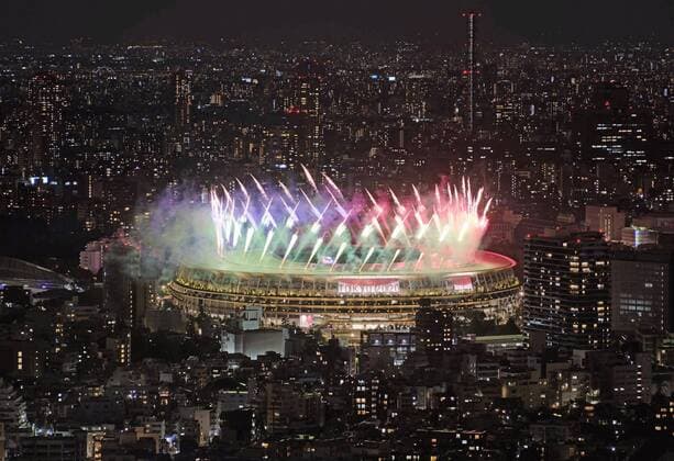 Bilder des Jahres 2021, Sport 09 September Sport Themen der Woche KW35 Tokyo Paralympics: Closing Ceremony Fireworks soar during the closing ceremony of the Tokyo Paralympics at the National Stadium in Tokyo on Sept. 5, 2021.  A14AA0000829532P