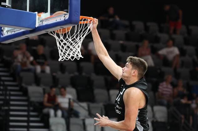 05.09.2021 - Basketball - Saison 2021 2022 - EMS Cup - Spiel um Platz 3: Nürnberg Falcons Basketball Club NBC - Science City Jena - DaMa - Jonathan Maier (13, Nürnberg Falcons BC NBC ) mit Dunking