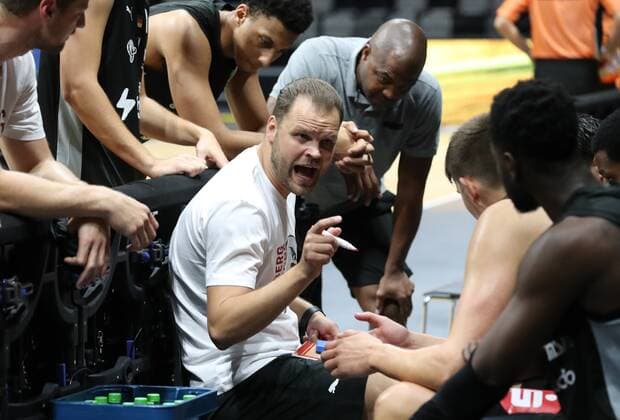 05.09.2021 - Basketball - Saison 2021 2022 - EMS Cup - Spiel um Platz 3: Nürnberg Falcons Basketball Club NBC - Science City Jena - DaMa - Vytautas Buzas ( Trainer Headcoach Nürnberg Falcons BC NBC ) gibt Anweisungen an Mannschaft Team