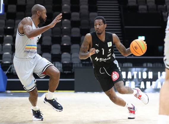 05.09.2021 - Basketball - Saison 2021 2022 - EMS Cup - Spiel um Platz 3: Nürnberg Falcons Basketball Club NBC - Science City Jena - DaMa - Brandon Thomas (33, Science City Jena ) Dupree Mc Brayer (1, Nürnberg Falcons BC NBC )