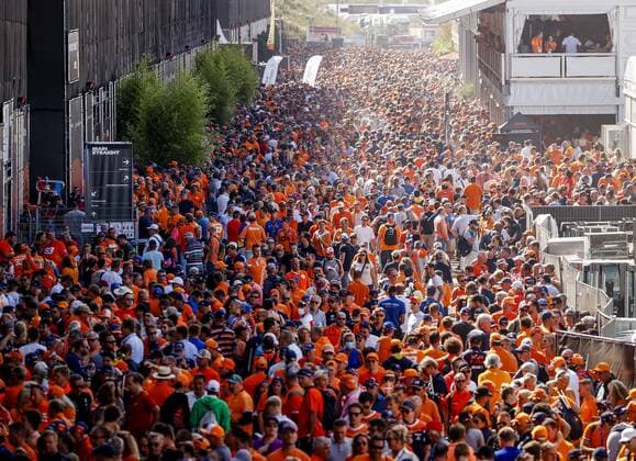 ZANDVOORT - Crowds on the site of the Dutch Grand Prix at the Zandvoort circuit. REMKO DE WAAL Grand Prix xVIxANPxSportx xxANPxIVx