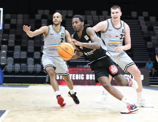 05.09.2021 - Basketball - Saison 2021 2022 - EMS Cup - Spiel um Platz 3: Nürnberg Falcons Basketball Club NBC - Science City Jena - DaMa - Jonathan Kazadi (2, Science City Jena ) Dupree Mc Brayer (1, Nürnberg Falcons BC NBC ) Johann Walter (22, Science City Jena )