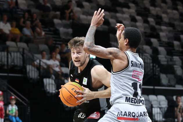 05.09.2021 - Basketball - Saison 2021 2022 - EMS Cup - Spiel um Platz 3: Nürnberg Falcons Basketball Club NBC - Science City Jena - DaMa - Sebastian Schröder Schroeder (14, Nürnberg Falcons BC NBC ) Rayshawn Simmons (11, Science City Jena )