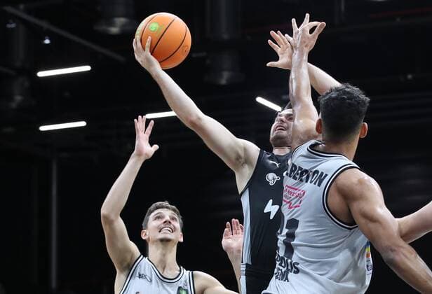 05.09.2021 - Basketball - Saison 2021 2022 - EMS Cup - Spiel um Platz 3: Nürnberg Falcons Basketball Club NBC - Science City Jena - DaMa - Moritz Plescher (16, Science City Jena ) Tim Köpple Koepple (25, Nürnberg Falcons BC NBC ) Rafael Alberton (21, Science City Jena )