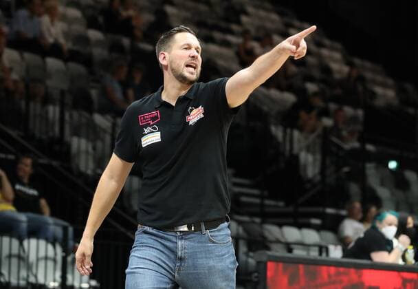 05.09.2021 - Basketball - Saison 2021 2022 - EMS Cup - Spiel um Platz 3: Nürnberg Falcons Basketball Club NBC - Science City Jena - DaMa - Domenik Reinboth (Trainer Headcoach Science City Jena ) zeigt an gestikuliert dirigiert gibt Anweisungen