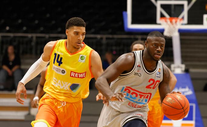 05.09.2021, Basketball, REWE Cup 2021, Spiel um Platz 3, Phoenix Hagen - JobStairs Giessen 46er, GER, Hagen, Krollmann Arena Bild: v. li. Karrington Ward (Phoenix Hagen) und Rawle Alkins (Giessen 46ers) DFL REGULATIONS PROHIBIT ANY USE OF PHOTOGRAPHS AS IMAGE SEQUENCES AND OR QUASI-VIDEO. Copyright: HMBxMedia xHeikoxBecker