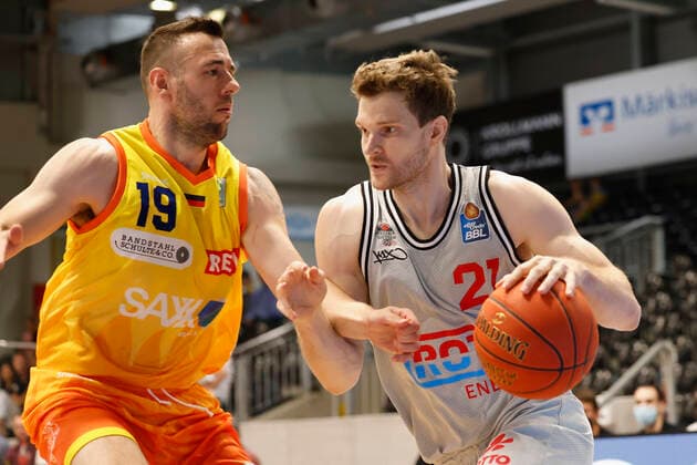 05.09.2021, Basketball, REWE Cup 2021, Spiel um Platz 3, Phoenix Hagen - JobStairs Giessen 46er, GER, Hagen, Krollmann Arena Bild: v. li. Dominik Spohr (Phoenix Hagen) und Florian Koch (Giessen 46ers) DFL REGULATIONS PROHIBIT ANY USE OF PHOTOGRAPHS AS IMAGE SEQUENCES AND OR QUASI-VIDEO. Copyright: HMBxMedia xHeikoxBecker