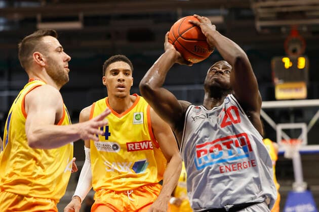 05.09.2021, Basketball, REWE Cup 2021, Spiel um Platz 3, Phoenix Hagen - JobStairs Giessen 46er, GER, Hagen, Krollmann Arena Bild: v. li. Dominik Spohr (Phoenix Hagen), Karrington Ward (Phoenix Hagen) und Rawle Alkins (Giessen 46ers) DFL REGULATIONS PROHIBIT ANY USE OF PHOTOGRAPHS AS IMAGE SEQUENCES AND OR QUASI-VIDEO. Copyright: HMBxMedia xHeikoxBecker