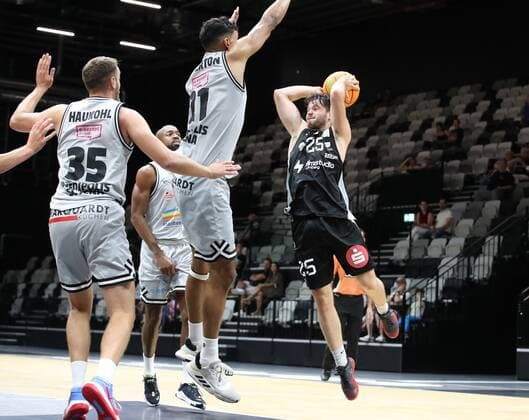 05.09.2021 - Basketball - Saison 2021 2022 - EMS Cup - Spiel um Platz 3: Nürnberg Falcons Basketball Club NBC - Science City Jena - DaMa - Staphan Haukohl (35, Science City Jena ) Rayshawn Simmons (11, Science City Jena ) Tim Köpple Koepple (25, Nürnberg Falcons BC NBC )