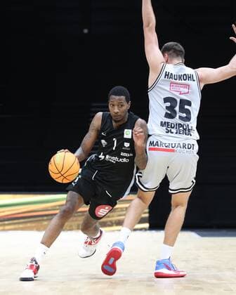 05.09.2021 - Basketball - Saison 2021 2022 - EMS Cup - Spiel um Platz 3: Nürnberg Falcons Basketball Club NBC - Science City Jena - DaMa - Dupree Mc Brayer (1, Nürnberg Falcons BC NBC ) Staphan Haukohl (35, Science City Jena )