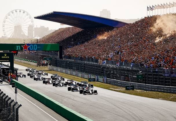 ZANDVOORT - Max Verstappen (Red Bull Racing) and other drivers during the start of the Dutch Grand Prix at the Zandvoort circuit. REMKO DE WAAL Grand Prix xVIxANPxSportx xxANPxIVx