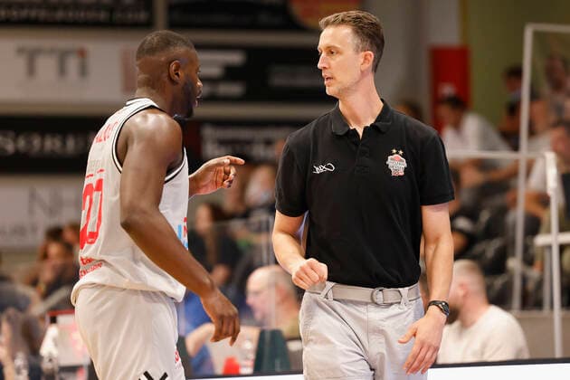 05.09.2021, Basketball, REWE Cup 2021, Spiel um Platz 3, Phoenix Hagen - JobStairs Giessen 46er, GER, Hagen, Krollmann Arena Bild: v. li. Rawle Alkins (Giessen 46ers) und Trainer Chris Harris (Phoenix Hagen) DFL REGULATIONS PROHIBIT ANY USE OF PHOTOGRAPHS AS IMAGE SEQUENCES AND OR QUASI-VIDEO. Copyright: HMBxMedia xHeikoxBecker