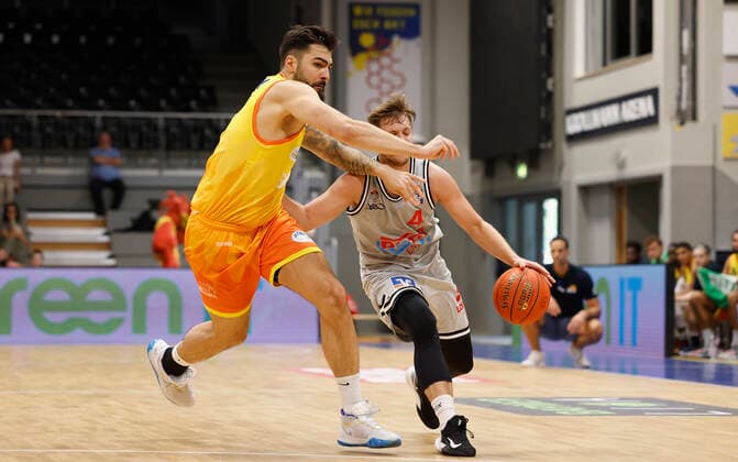 05.09.2021, Basketball, REWE Cup 2021, Spiel um Platz 3, Phoenix Hagen - JobStairs Giessen 46er, GER, Hagen, Krollmann Arena Bild: v. li. Marcel Keßen (Phoenix Hagen) und Bjarne Kraushaar (Giessen 46ers) DFL REGULATIONS PROHIBIT ANY USE OF PHOTOGRAPHS AS IMAGE SEQUENCES AND OR QUASI-VIDEO. Copyright: HMBxMedia xHeikoxBecker