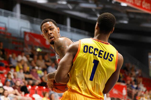 05.09.2021, Basketball, REWE Cup 2021, Spiel um Platz 3, Phoenix Hagen - JobStairs Giessen 46er, GER, Hagen, Krollmann Arena Bild: v. li. Phillip Darnell Fayne II (Giessen 46ers) und Shawn Occeus (Phoenix Hagen) DFL REGULATIONS PROHIBIT ANY USE OF PHOTOGRAPHS AS IMAGE SEQUENCES AND OR QUASI-VIDEO. Copyright: HMBxMedia xHeikoxBecker