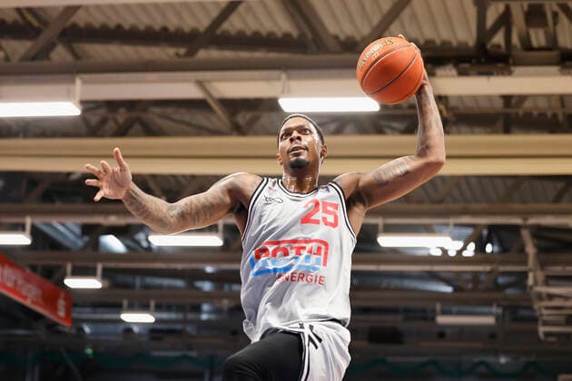05.09.2021, Basketball, REWE Cup 2021, Spiel um Platz 3, Phoenix Hagen - JobStairs Giessen 46er, GER, Hagen, Krollmann Arena Bild: v. li. Phillip Darnell Fayne II (Giessen 46ers) DFL REGULATIONS PROHIBIT ANY USE OF PHOTOGRAPHS AS IMAGE SEQUENCES AND OR QUASI-VIDEO. Copyright: HMBxMedia xHeikoxBecker