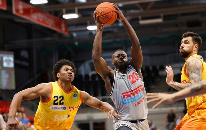 05.09.2021, Basketball, REWE Cup 2021, Spiel um Platz 3, Phoenix Hagen - JobStairs Giessen 46er, GER, Hagen, Krollmann Arena Bild: v. li. Marquise Moore (Phoenix Hagen), Rawle Alkins (Giessen 46ers) und Marcel Keßen (Phoenix Hagen) DFL REGULATIONS PROHIBIT ANY USE OF PHOTOGRAPHS AS IMAGE SEQUENCES AND OR QUASI-VIDEO. Copyright: HMBxMedia xHeikoxBecker