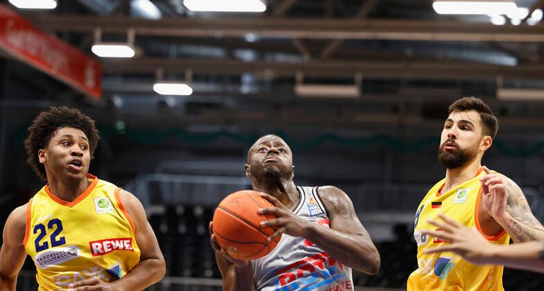 05.09.2021, Basketball, REWE Cup 2021, Spiel um Platz 3, Phoenix Hagen - JobStairs Giessen 46er, GER, Hagen, Krollmann Arena Bild: v. li. Marquise Moore (Phoenix Hagen), Rawle Alkins (Giessen 46ers) und Marcel Keßen (Phoenix Hagen) DFL REGULATIONS PROHIBIT ANY USE OF PHOTOGRAPHS AS IMAGE SEQUENCES AND OR QUASI-VIDEO. Copyright: HMBxMedia xHeikoxBecker