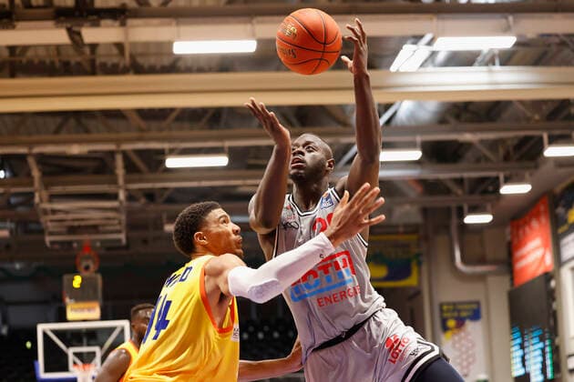 05.09.2021, Basketball, REWE Cup 2021, Spiel um Platz 3, Phoenix Hagen - JobStairs Giessen 46er, GER, Hagen, Krollmann Arena Bild: v. li. Karrington Ward (Phoenix Hagen) und Rawle Alkins (Giessen 46ers) DFL REGULATIONS PROHIBIT ANY USE OF PHOTOGRAPHS AS IMAGE SEQUENCES AND OR QUASI-VIDEO. Copyright: HMBxMedia xHeikoxBecker