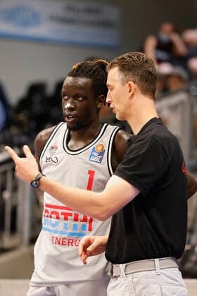 05.09.2021, Basketball, REWE Cup 2021, Spiel um Platz 3, Phoenix Hagen - JobStairs Giessen 46er, GER, Hagen, Krollmann Arena Bild: v. li. Nuni Omot (Giessen 46ers) und Trainer Pete Strobl (Giessen 46ers) DFL REGULATIONS PROHIBIT ANY USE OF PHOTOGRAPHS AS IMAGE SEQUENCES AND OR QUASI-VIDEO. Copyright: HMBxMedia xHeikoxBecker