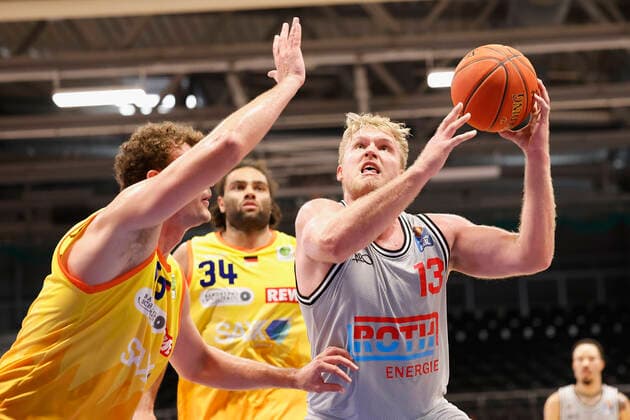 05.09.2021, Basketball, REWE Cup 2021, Spiel um Platz 3, Phoenix Hagen - JobStairs Giessen 46er, GER, Hagen, Krollmann Arena Bild: v. li. Phillip Daubner (Phoenix Hagen), Javon Baumann (Phoenix Hagen) und Johannes Lischka (Giessen 46ers) DFL REGULATIONS PROHIBIT ANY USE OF PHOTOGRAPHS AS IMAGE SEQUENCES AND OR QUASI-VIDEO. Copyright: HMBxMedia xHeikoxBecker