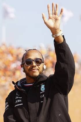ZANDVOORT - Lewis Hamilton during the drivers parade prior to the start of the Dutch Grand Prix at the Zandvoort circuit. ANP VINCENT JANNINK Grand Prix xVIxANPxSportx xxANPxIVx