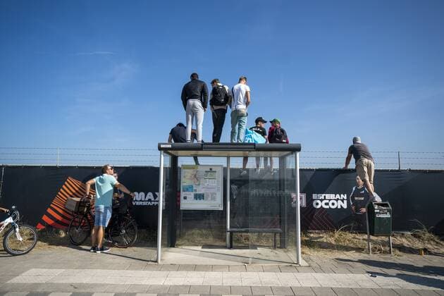 ZANDVOORT - Race fans outside the fences of the circuit try to catch a glimpse of the race. For the first time in 36 years, the Formula 1 race Dutch Grand Prix Zandvoort will be held on circuit Zandvoort. ANP JEROEN JUMELET Grand Prix xVIxANPxSportx xxANPxIVx