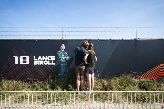 ZANDVOORT - Race fans outside the fences of the circuit try to catch a glimpse of the race. For the first time in 36 years, the Formula 1 race Dutch Grand Prix Zandvoort will be held on circuit Zandvoort. ANP JEROEN JUMELET Grand Prix xVIxANPxSportx xxANPxIVx