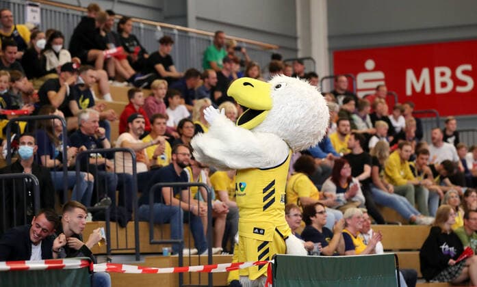 Maskottchen Albatros Fans Zuschauer Basketball Testspiel BBL Bundesliga Herren Saison 2021 2022 05.09.2021 ALBA Berlin vs. Bakken Bears