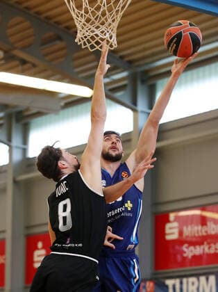 Darko Jukic, Yovel Zoosman Aktion Spielszene Zweikampf Basketball Testspiel BBL Bundesliga Herren Saison 2021 2022 05.09.2021 ALBA Berlin vs. Bakken Bears