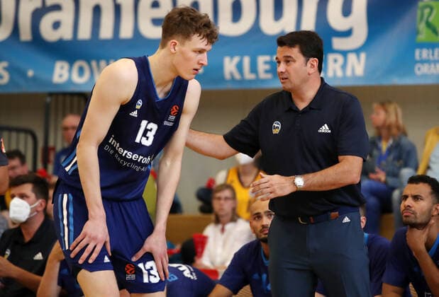 Christoph Tilly, Trainer Israel Gonzales redend Basketball Testspiel BBL Bundesliga Herren Saison 2021 2022 05.09.2021 ALBA Berlin vs. Bakken Bears