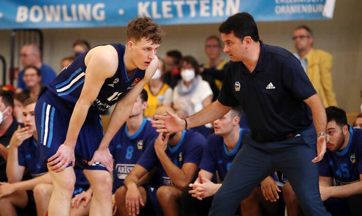Christoph Tilly, Trainer Israel Gonzales redend Basketball Testspiel BBL Bundesliga Herren Saison 2021 2022 05.09.2021 ALBA Berlin vs. Bakken Bears